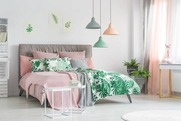 Пастельні постільні приналежності на стильному ліжку — стокове фото