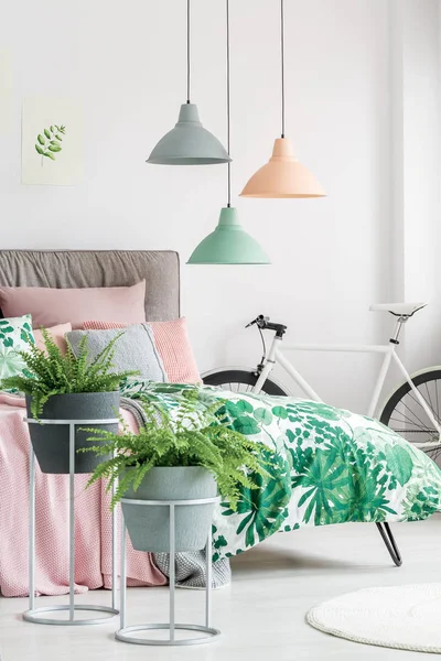 Bicicleta blanca en dormitorio botánico — Foto de Stock