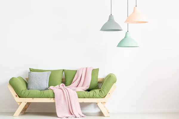 Зеленый диван в белой комнате — стоковое фото