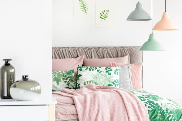 Pastel slaapkamer met lampen — Stockfoto
