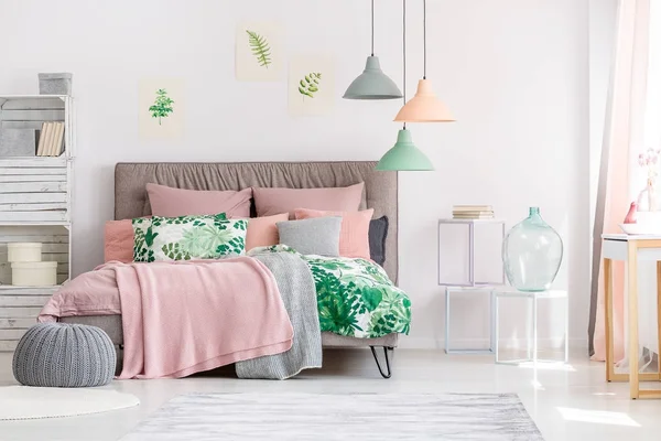 흰색과 핑크 침실 — 스톡 사진