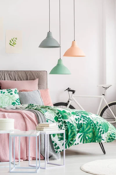 Kamar tidur modern dengan motif botani — Stok Foto