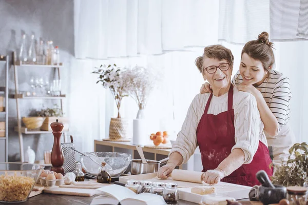 Donna anziana in grembiule cucina — Foto Stock