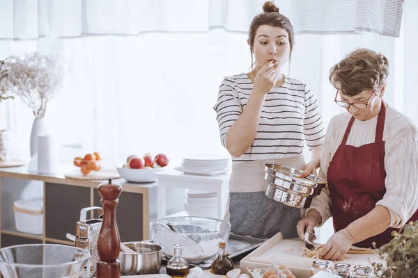 Petite-fille manger des pâtes dans la cuisine — Photo