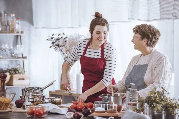 Mutfak önlükleri kadınlarda