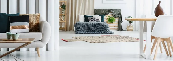 卧室针织毯 — 图库照片