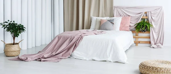 하얀 침대 시트와 더블 침대 — 스톡 사진