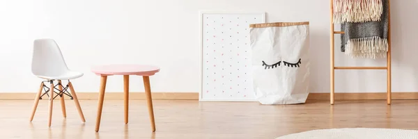 Bílá židle v dětském pokoji — Stock fotografie
