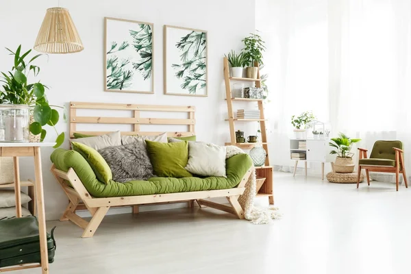 Bank met kussens in interieur — Stockfoto