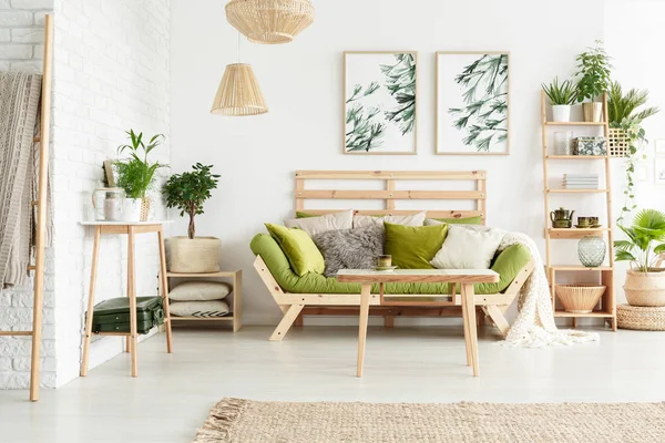 Sala de estar floral com sofá — Fotografia de Stock