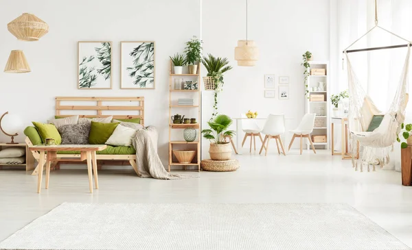 Open ruimte met een groene sofa — Stockfoto