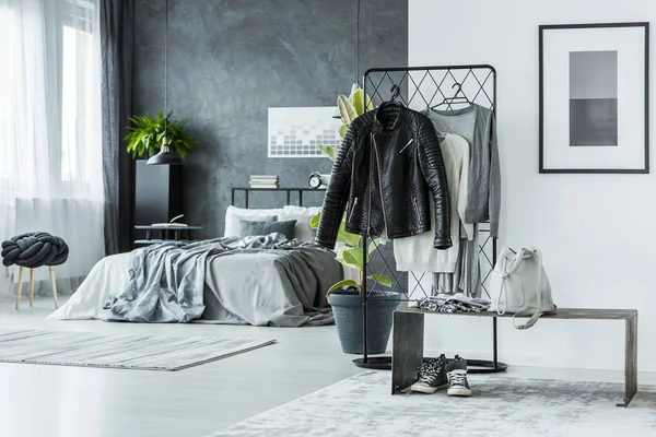 Dormitorio gris multifuncional con chaqueta — Foto de Stock