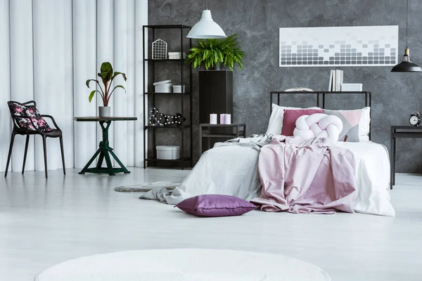 Kvinnas sovrum med svart stol — Stockfoto