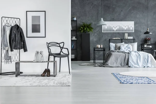 Geräumiges graues Schlafzimmer mit Teppichen — Stockfoto