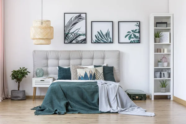 居心地の良いベッドルーム、籐製ランプ — ストック写真