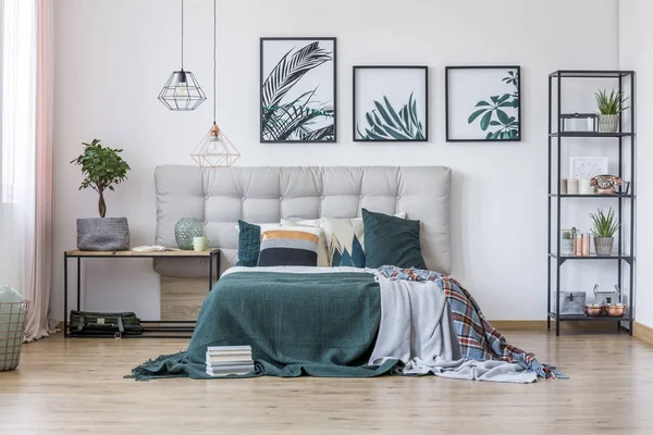Kamar tidur luas dengan poster daun — Stok Foto