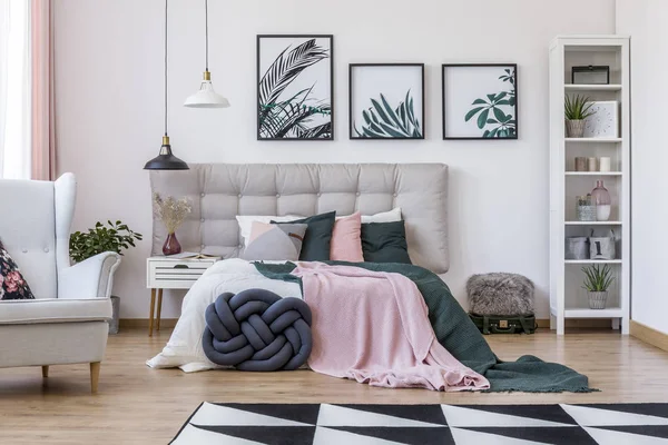 Sessel im gemütlichen Schlafzimmer — Stockfoto