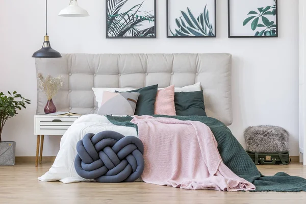 Almohada de nudo en dormitorio acogedor — Foto de Stock