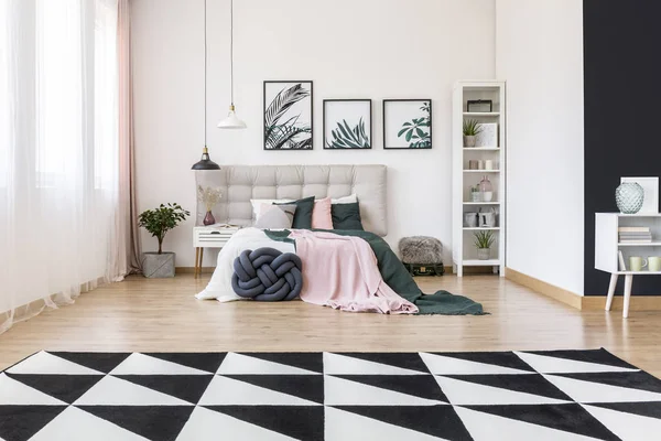 Просторная спальня с ковром — стоковое фото