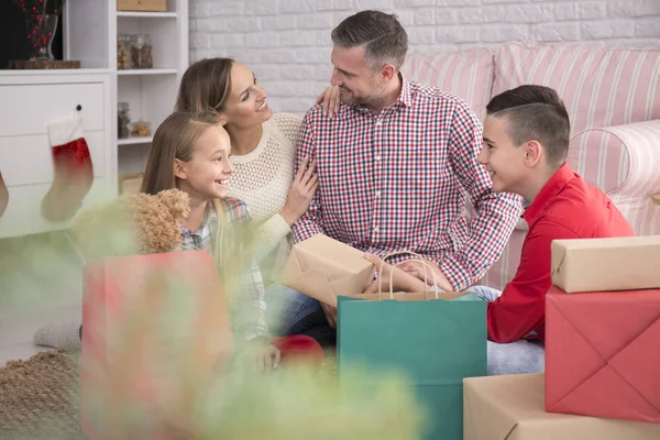 Familia feliz en Navidad — Foto de Stock