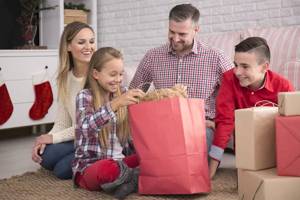 Exalterad tjej uppackning julklapp — Stockfoto