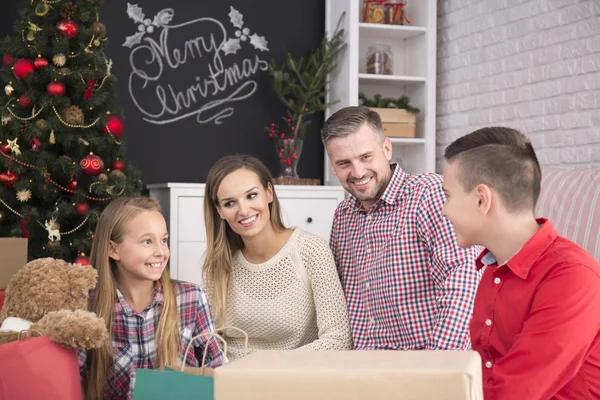 Glückliche Familie feiert Weihnachten — Stockfoto