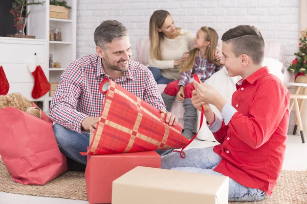 Padre embalaje regalos para la madre — Foto de Stock