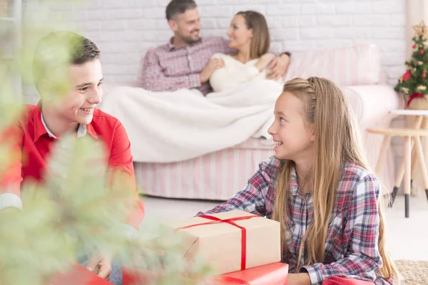 Jovem família na manhã de Natal — Fotografia de Stock