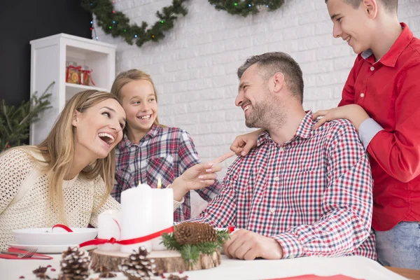 クリスマスのテーブルを囲んで家族 — ストック写真
