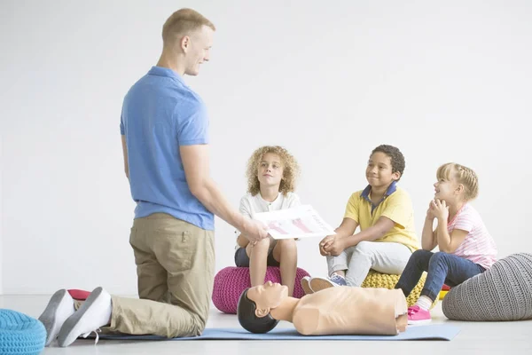 Children listening to paramedic — Stock Photo, Image