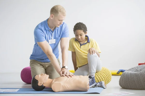 Paramedic showing first aid exercises — Stock Photo, Image