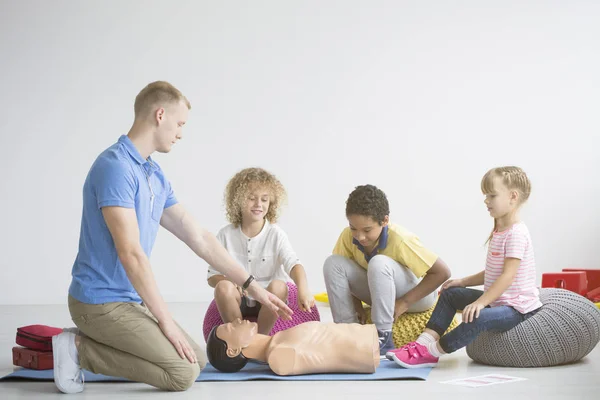 Paramedic explaining first aid steps — Stock Photo, Image