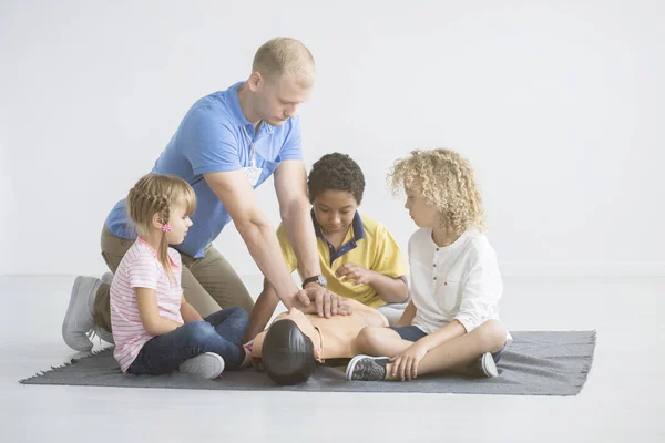 Niños viendo paramédicos — Foto de Stock