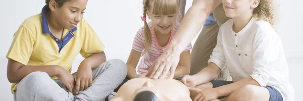 Kinder und Puppen zur Wiederbelebung — Stockfoto