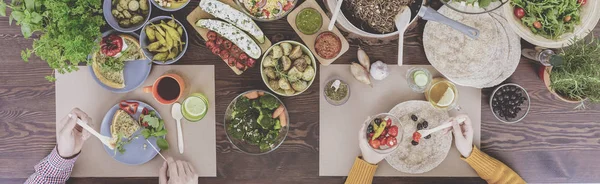 Vegetarische vrienden eten in restaurant — Stockfoto