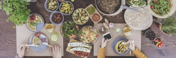 Twee vrienden eten — Stockfoto