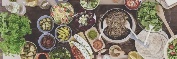 Smakelijk feest op tafel — Stockfoto