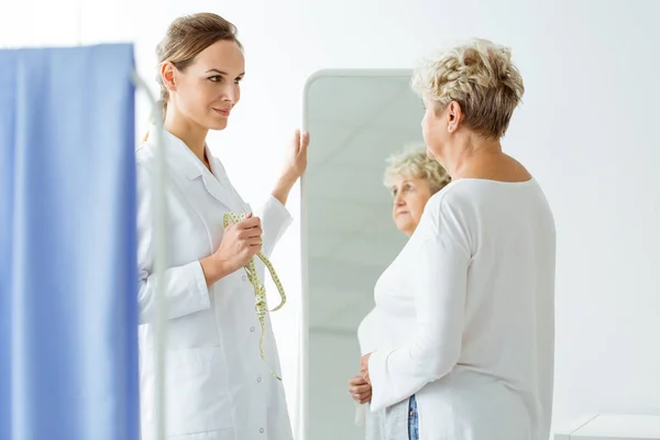 Professional dietitian and unhappy woman — Stock Photo, Image