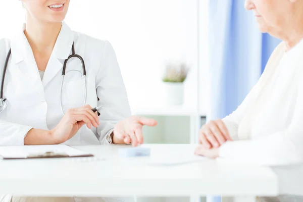 Médico com estetoscópio durante a consulta — Fotografia de Stock