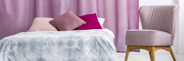 精致卧室的粉红色扶手椅 — 图库照片