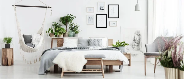 Ruime natuurlijke slaapkamer met hangmat — Stockfoto