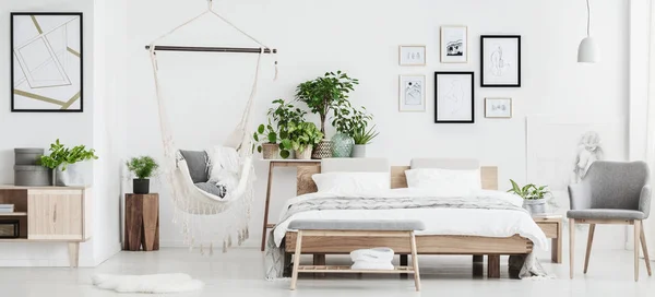 Ruime slaapkamer met houten meubels — Stockfoto