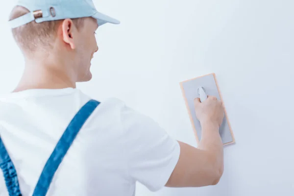 Hombre poniendo yeso en la pared — Foto de Stock