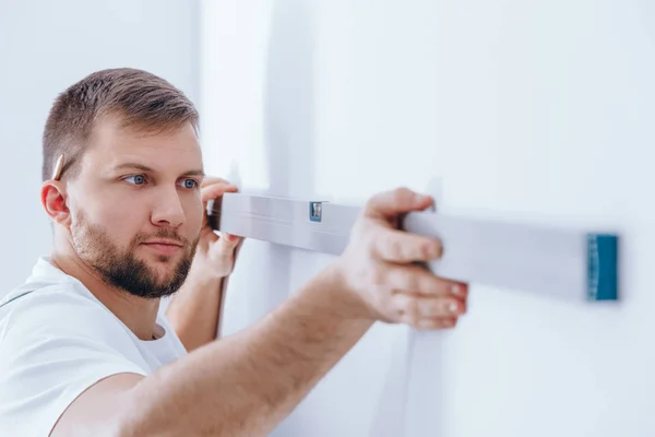 Trabajador revisando la pared — Foto de Stock