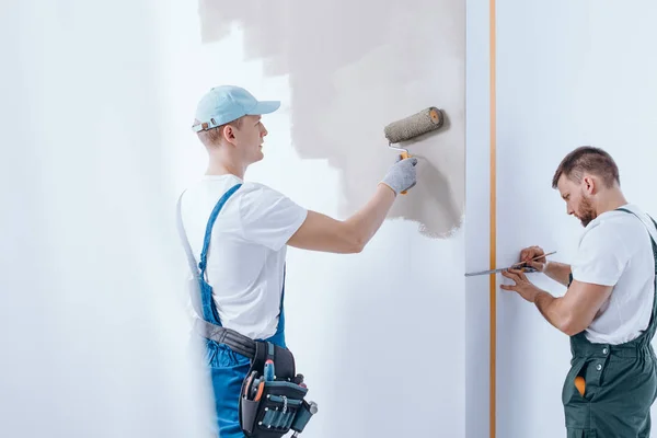 Painter finishing interior — Stock Photo, Image