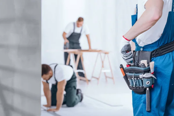 Handyman med verktyget bälte — Stockfoto