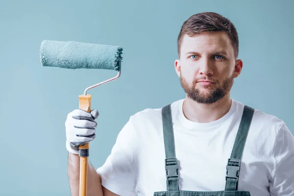 Pintor profesional con rodillo azul — Foto de Stock