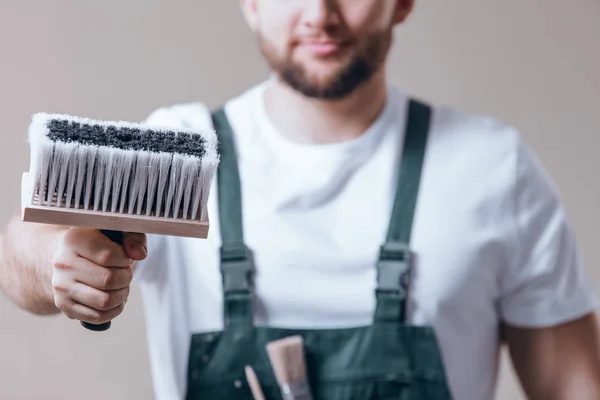 Gros plan de l'expert avec brosse — Photo