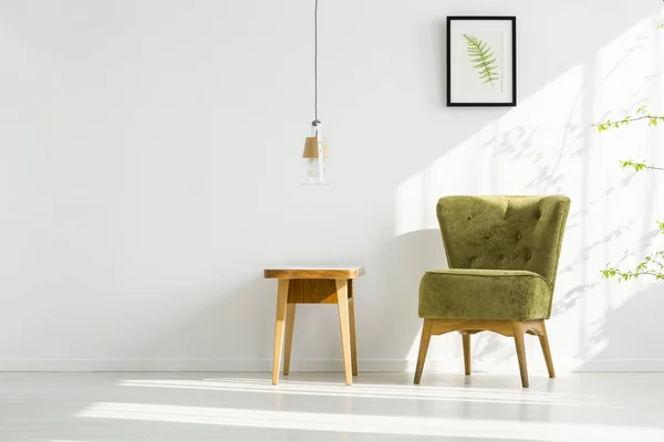 Маленький стол и кресло — стоковое фото