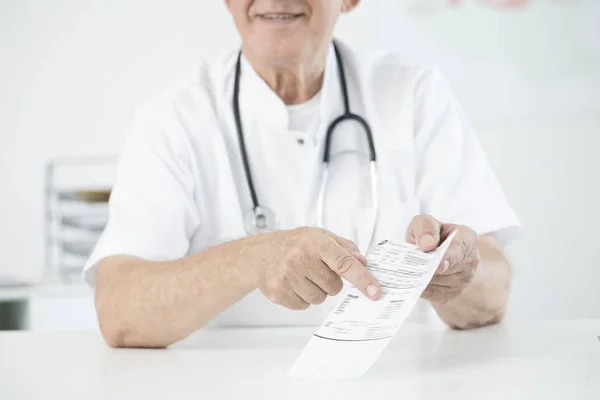 Medico che mostra i risultati degli esami del sangue — Foto Stock